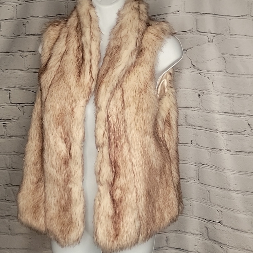 BCBG faux fur vest size M/L , like new